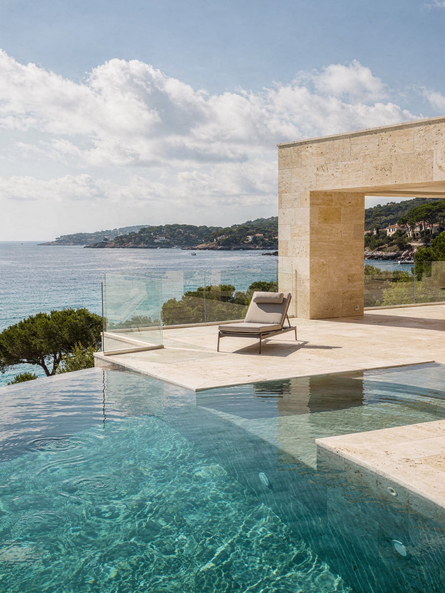 Terrasse d’une villa privée méditerranéenne au coucher du soleil